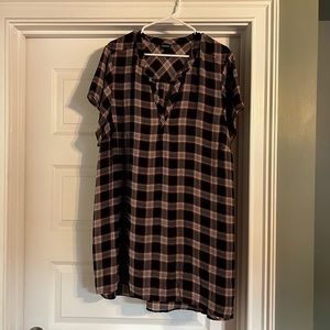 Short sleeve hi-lo blouse in red and black plaid